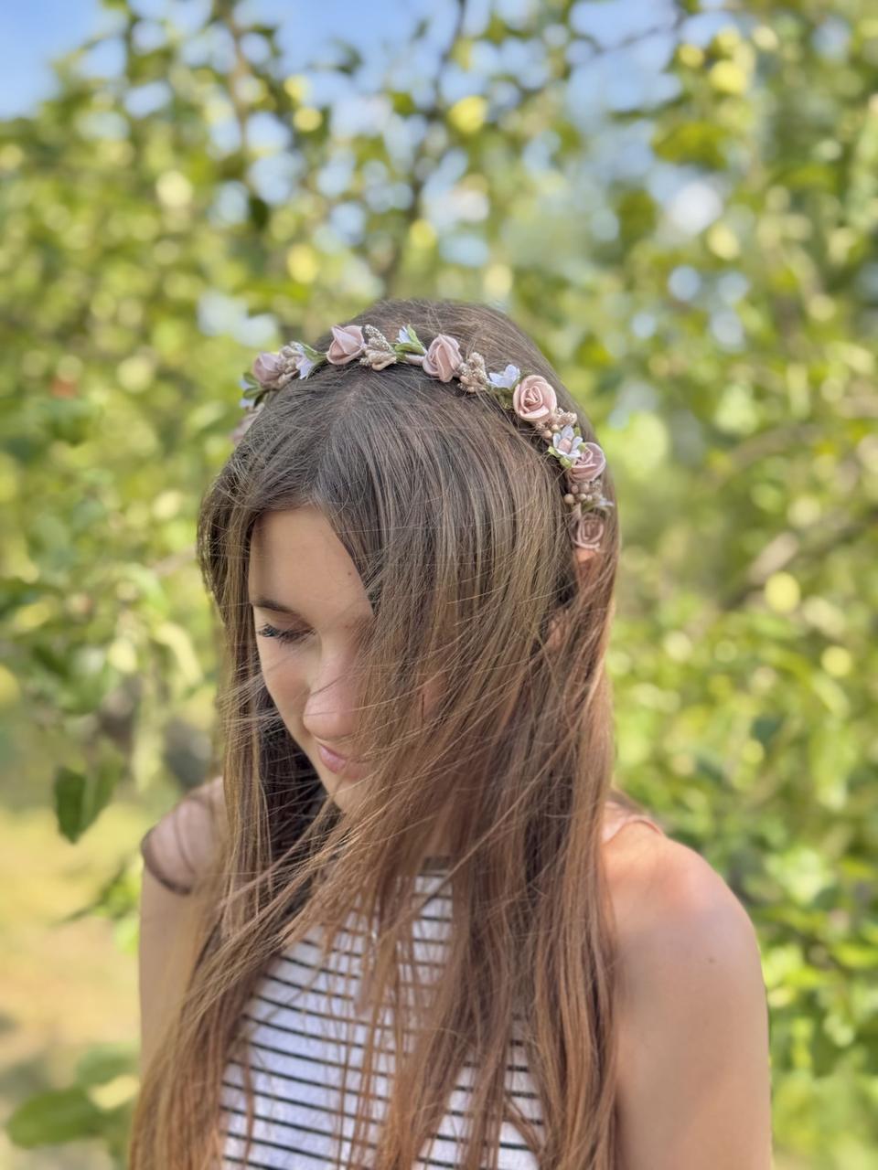Віночок на голову ручної роботи з пудровими квіточками трояндочок, фото 1