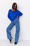 Джемпер вільного крою з необробленою горловиною — синій колір, ONE SIZE (є розміри), фото 3