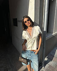 Жіноча шовкова молочна блуза з ніжним мереживом та подвійним рукавом, кокетка на шнурку, по центру ґудзики