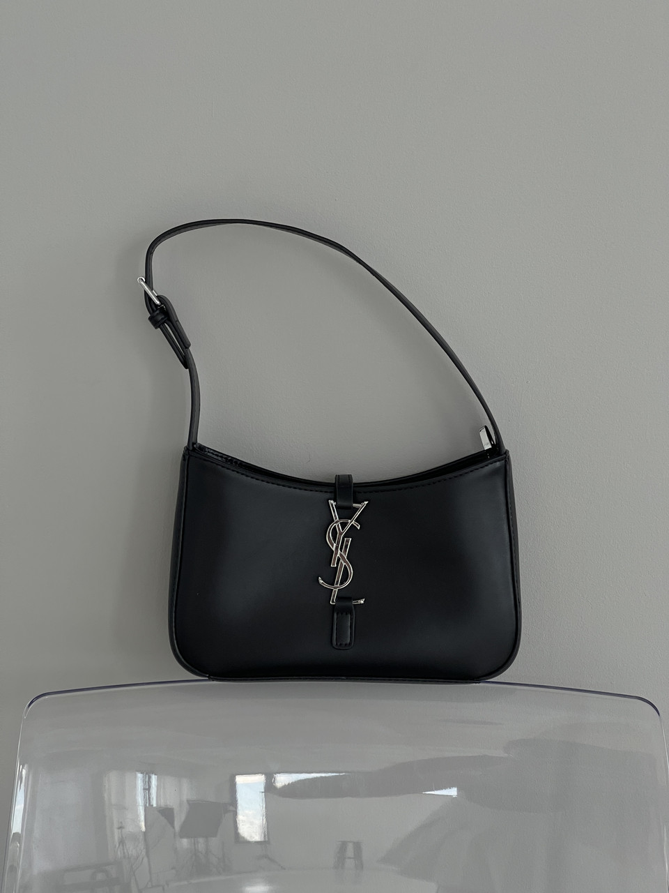 Жіноча сумка Yves Saint Laurent Le 5 A 7 гладкий YSL Ів Сен Лоран чорний срібло клатч, фото 1