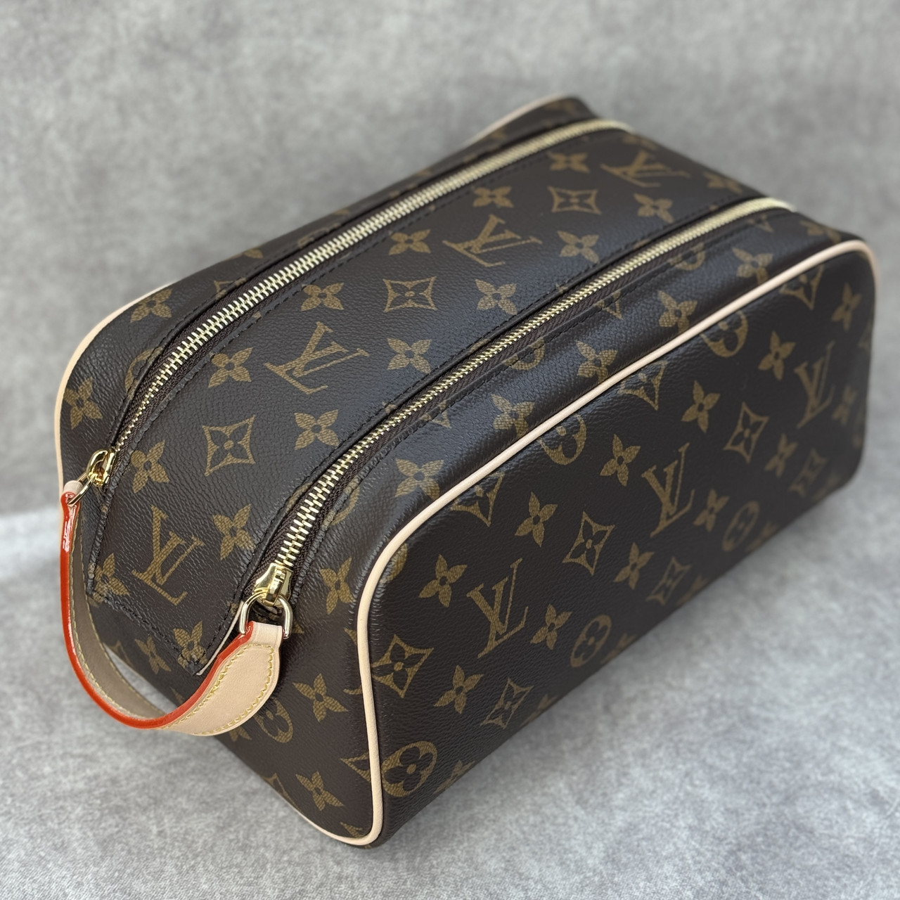Косметичка  брендова Dopp Kit  Louis Vuitton (Луї Віттон)