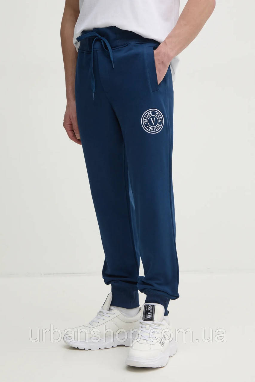 Urbanshop com ua Бавовняні спортивні штани Versace Jeans Couture чоловічі колір синій з аплікацією 78GAAT00
