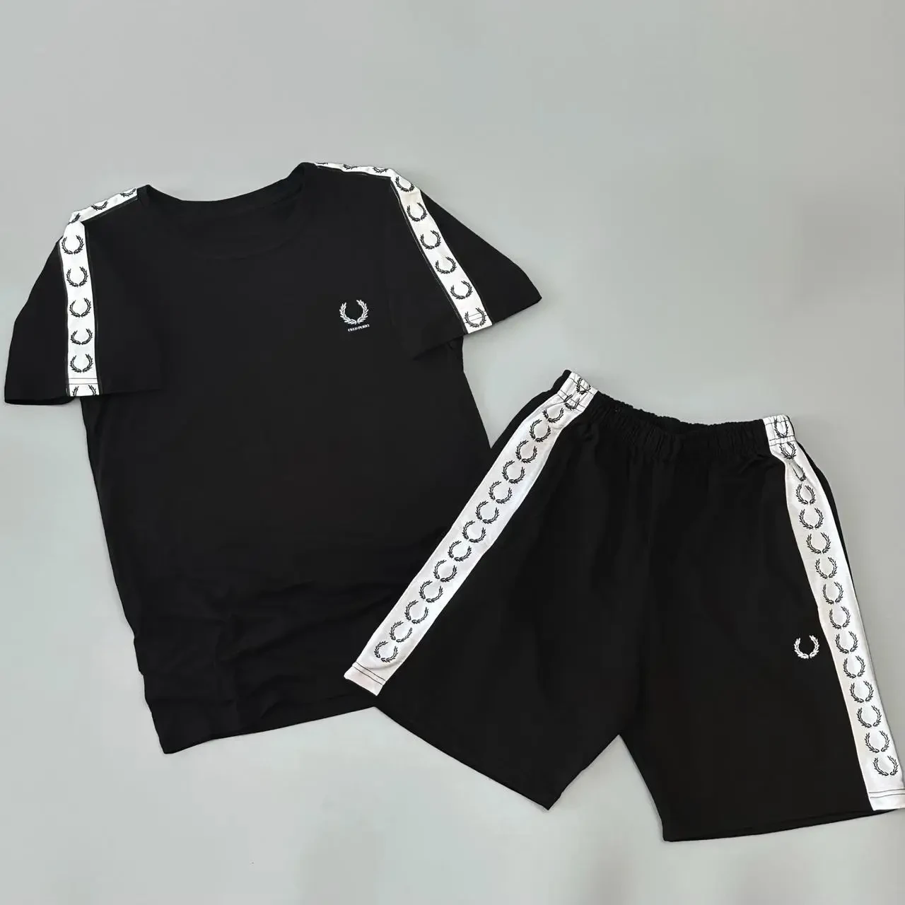 Чоловічий літній костюм Fred Perry Футболка Шорти чорний Комплект Фред Перрі з лампасами, фото 1