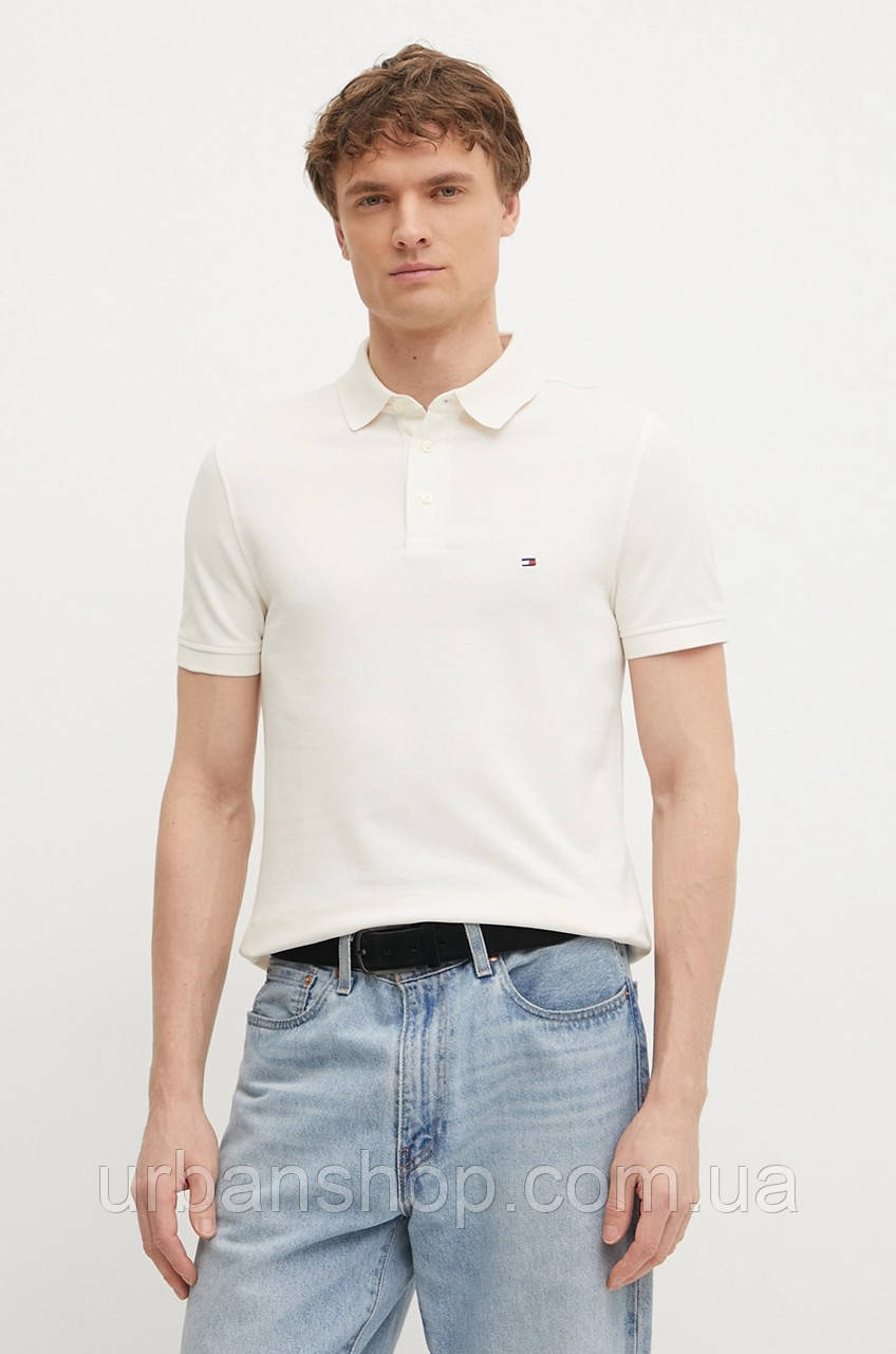 Urbanshop com ua Поло Tommy Hilfiger чоловіче колір бежевий однотонне MW0MW17771 РОЗМІРИ ЗАПИТУЙТЕ