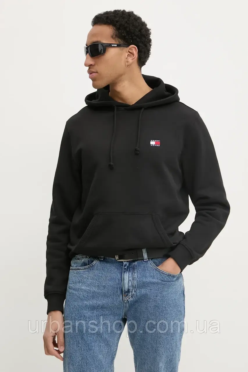 Urbanshop com ua Бавовняна кофта Tommy Jeans колір чорний з капюшоном однотонна DM0DM20258 РОЗМІРИ ЗАПИТУЙТЕ