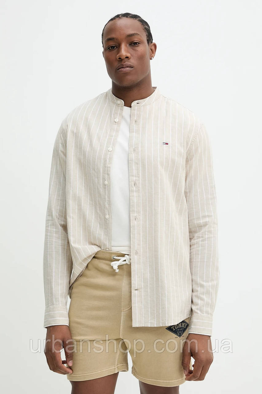 Urbanshop com ua Сорочка з домішкою льону Tommy Jeans колір бежевий regular зі стійкою DM0DM20893 РОЗМІРИ