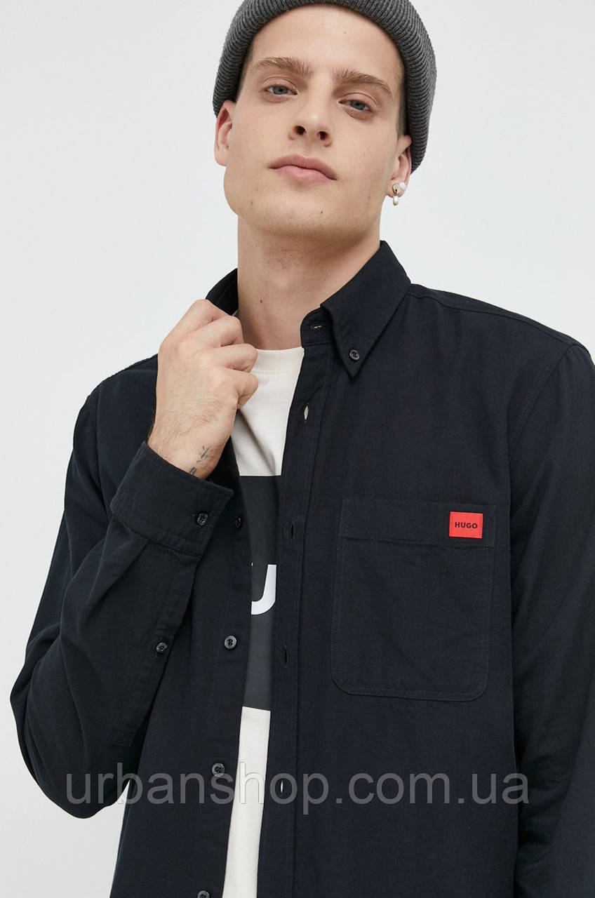 Urbanshop com ua Бавовняна сорочка HUGO чоловіча колір чорний slim комір button-down РОЗМІРИ ЗАПИТУЙТЕ