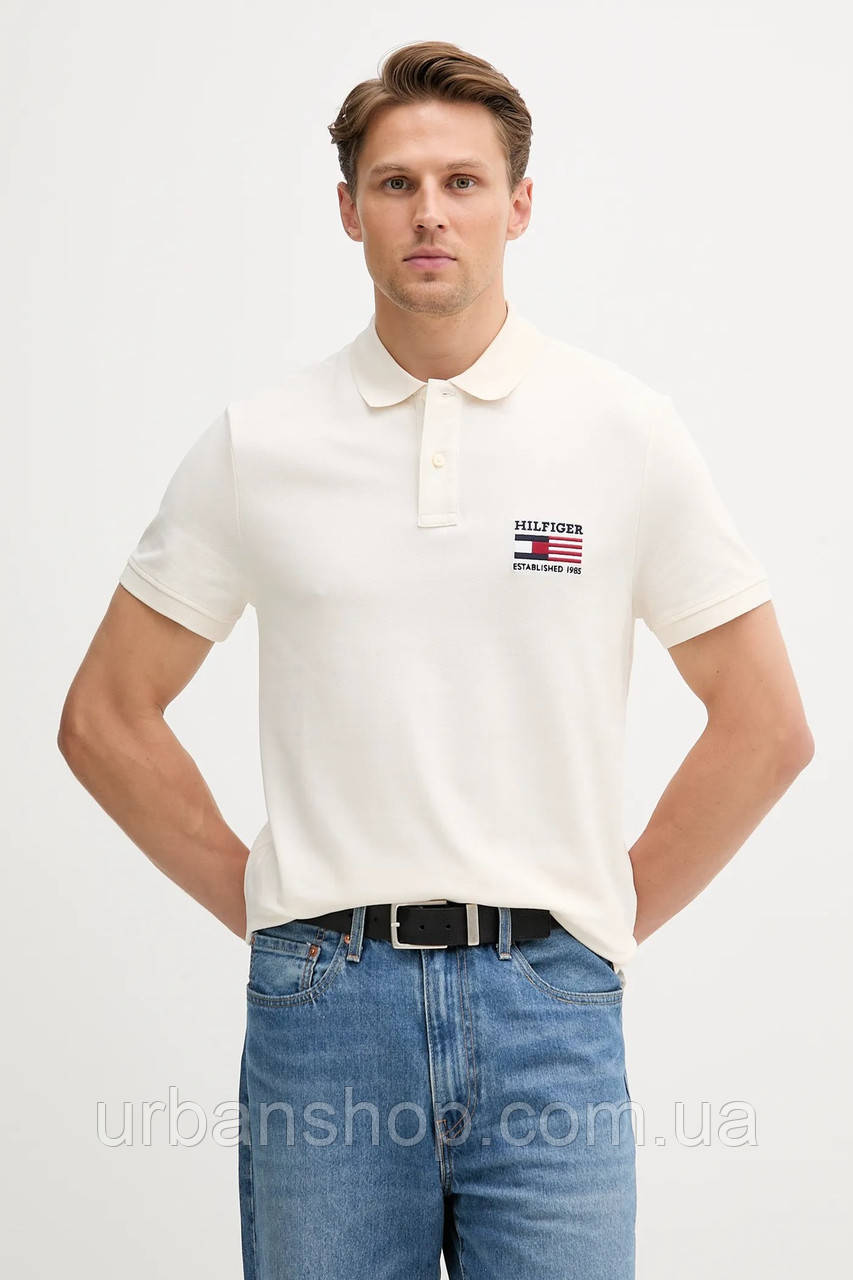 Urbanshop com ua Поло Tommy Hilfiger колір бежевий з аплікацією MW0MW39836 РОЗМІРИ ЗАПИТУЙТЕ