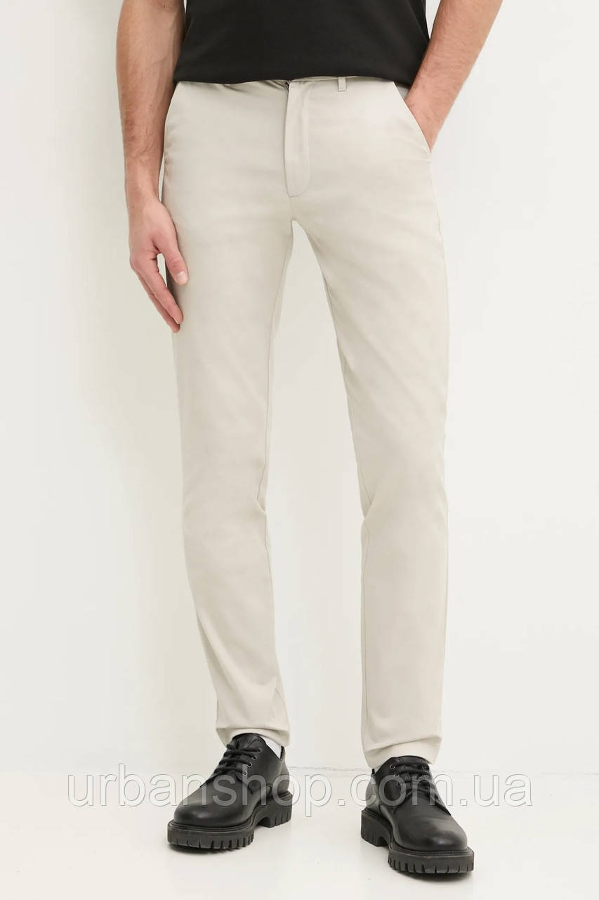 Urbanshop com ua Штани Calvin Klein чоловічі колір бежевий облягаючі K10K113429 РОЗМІРИ ЗАПИТУЙТЕ