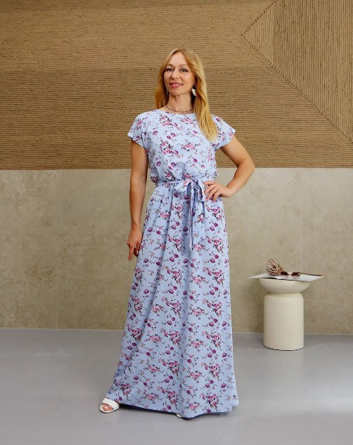 Довга сукня, літня в блакитному кольорі з квітами "Аліна". Розміри від 44 до 58