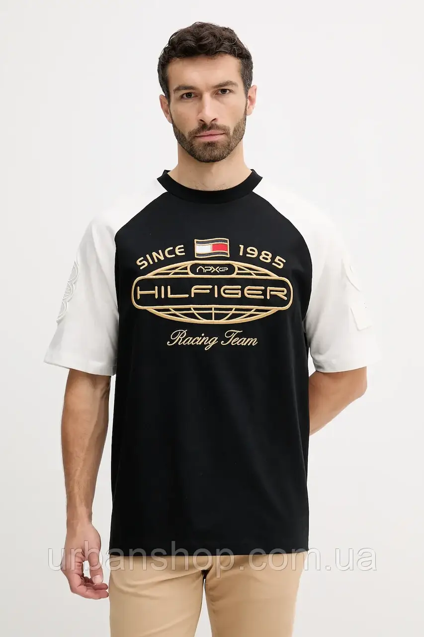 Urbanshop com ua Бавовняна футболка Tommy Hilfiger x F1 THE MOVIE колір чорний з аплікацією MW0MW41389 РОЗМІРИ