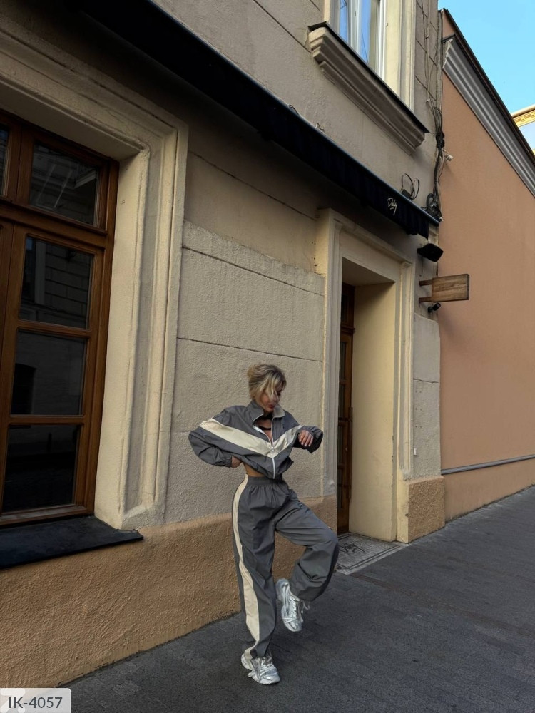 Спортивний костюм жіночий молодіжний прогулянковий вітровка та штани плащівка з лампасами розмір 42-46