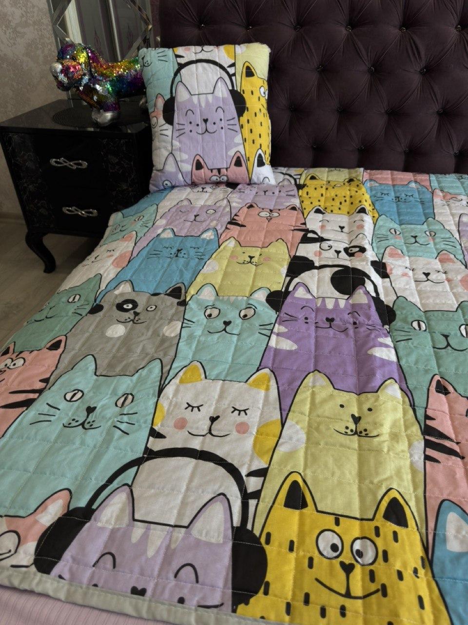 Покривало стьобане бавовняне з подушкою на дитяче ліжко котики 110*140см, фото 1