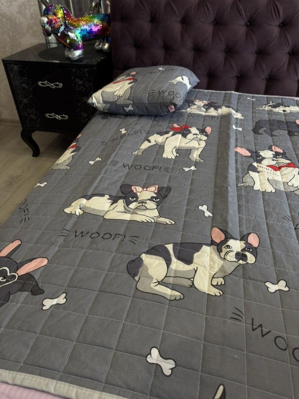 Покривало стьобане бавовняне з подушкою на дитяче ліжко з Мопсами 110*140см, фото 1