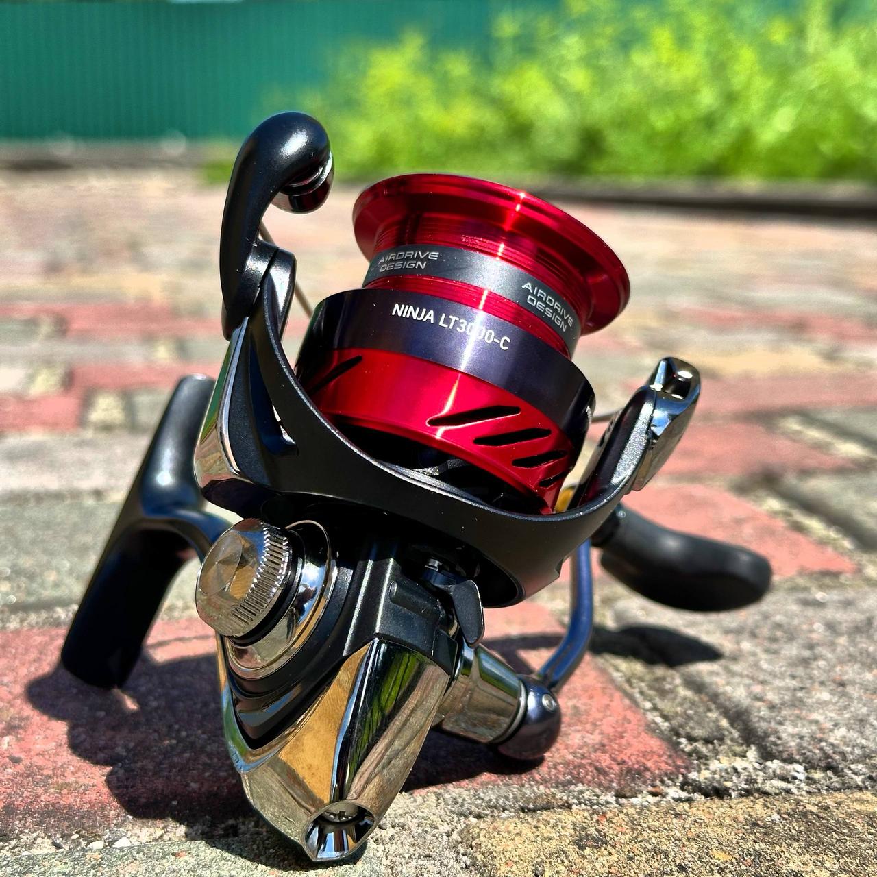 Котушка безінерційна Daiwa Ninja '23 LT 3000-C, 5 підшипників, передній фрикціон, алюмінієва шпуля, фото 1