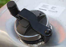 Захист для бака відкривается на бік Scania