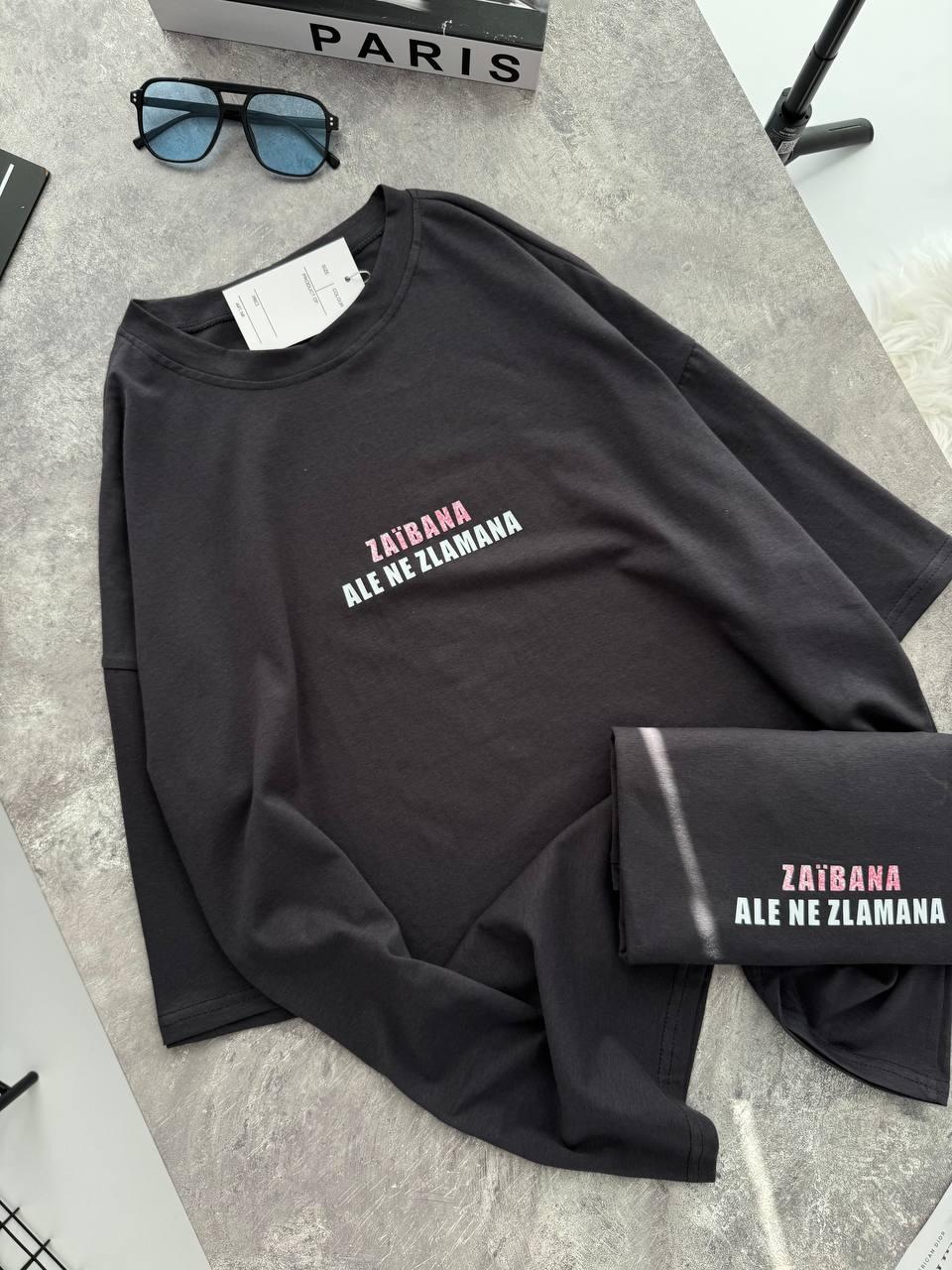 Жіноча футболка подовжена з написами на грудях (р. 42-46) 81171311, фото 1