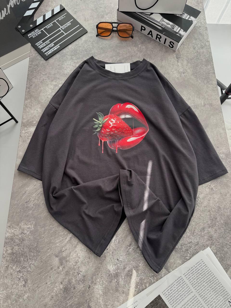 Жіноча футболка оверсайз з прикольним принтом на грудях і спущеними плечима (р. 42-46) 81171312, фото 1