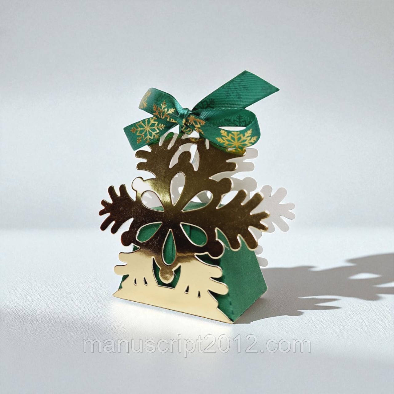 Коробка на 1 цукерку / бонбоньєрка новорічна "Сніжинка" (85х85х40мм.) золотисто-зелена