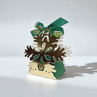 Коробка на 1 цукерку / бонбоньєрка новорічна "Сніжинка" (85х85х40мм.) золотисто-зелена