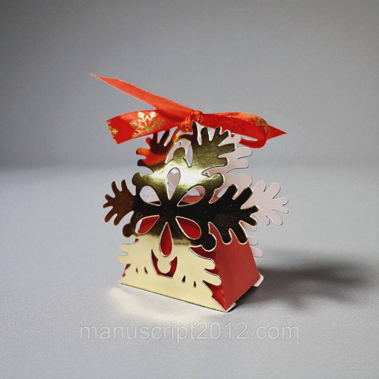 Коробка на 1 цукерку / бонбоньєрка новорічна "Сніжинка" (85х85х40мм.) золотисто-червона
