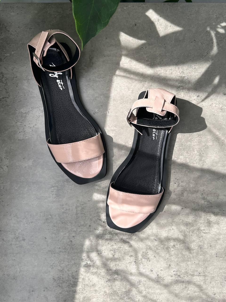 Лакові босоніжки без каблука колір пудра 37 р-р  взуття на літо, фото 1