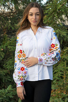 Сорочка з вишивкою жіноча біла з яскравими квітами хрестиком на рукавах і застібкою на ґудзики, фото 1