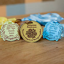 Одностороння кольорова медаль випускника. Подарунок випускнику. Медаль для школяра. Іменна медаль