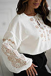 Жіноча вишита лляна сорочка з бежевою вишивкою та декоративними китицями, фото 5