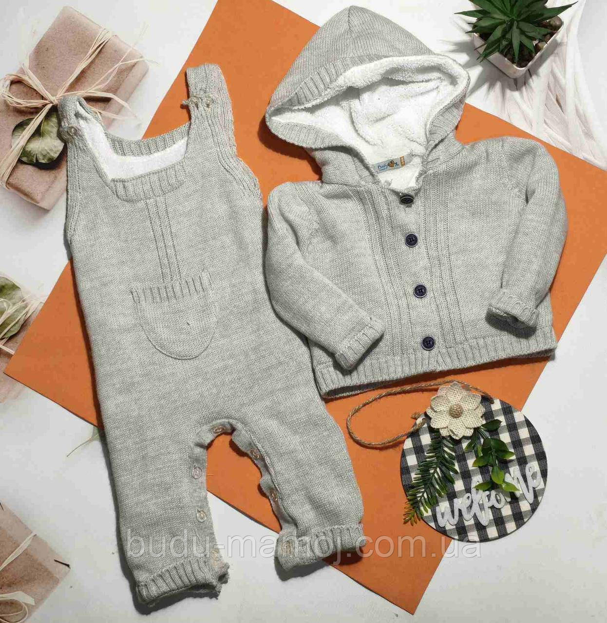 В'язаний комбінезон 3-6 місяців з капюшоном на хутрі та кофтиною на гудзиках
