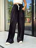 Чорні жіночі велюрові штани оверсайз, фото 2