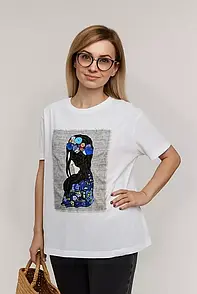 Жіноча біла футболка з вишивкою та аплікацією «Коса синя» NORA KVITTIN MKNK460505-2