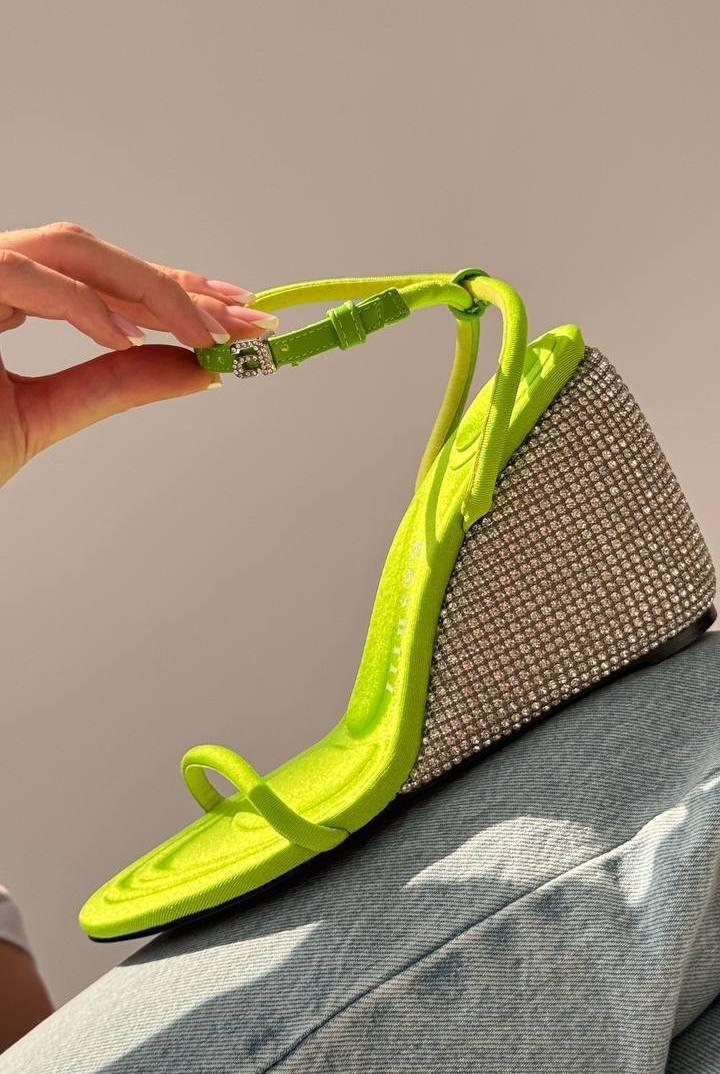 Жіночі босоніжки на високій танкетці зі стразами салатові неопрен