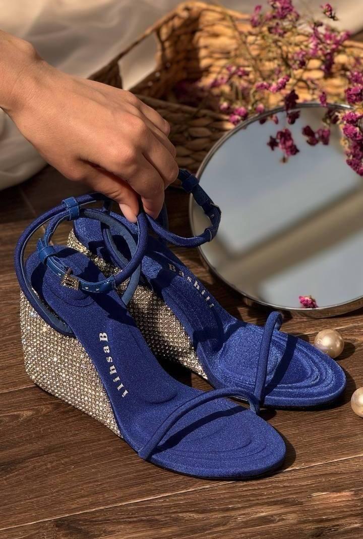 Жіночі босоніжки на високій танкетці зі стразами сині неопрен