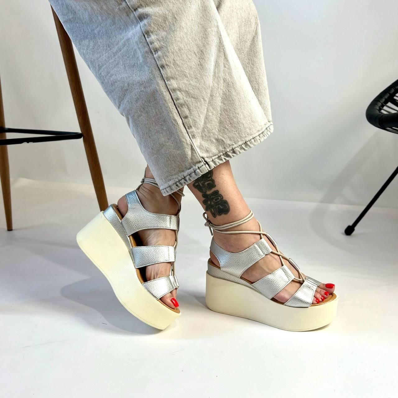 Жіночі босоніжки на платформі зі шнурівкою сріблясті екошкіра, фото 1