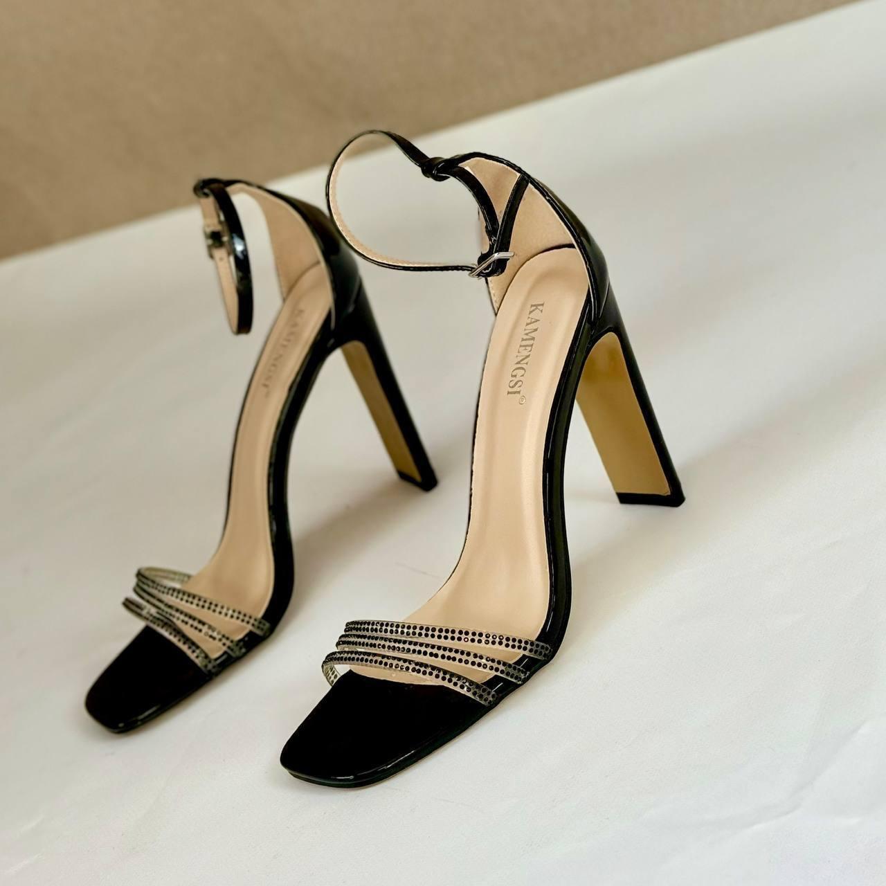 Жіночі босоніжки на каблуку зі стразами нарядні чорні лакова екошкіра