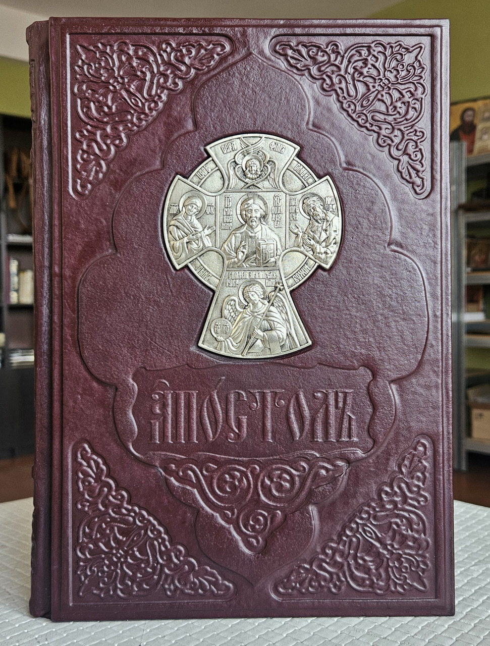 Книга Апостол богослужбовий на слов'янській мові в шкіряній палітурці з композиционним хрестом,розмір книги20*30, фото 1