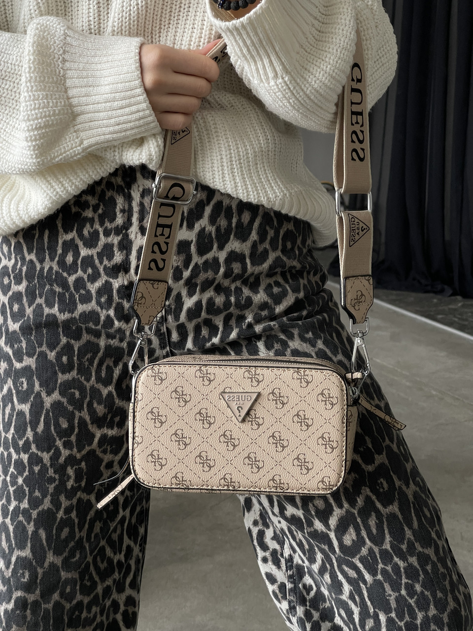 Жіноча сумка Guess The Snapshot Bag Beige Бежева Екошкіра Крос Боді на 2 відділення широкий ремінь Гесс, фото 1