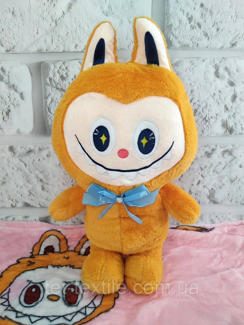 М'яка іграшка з пледом усередині Лабубу з бантиком помаранчевий 50 см