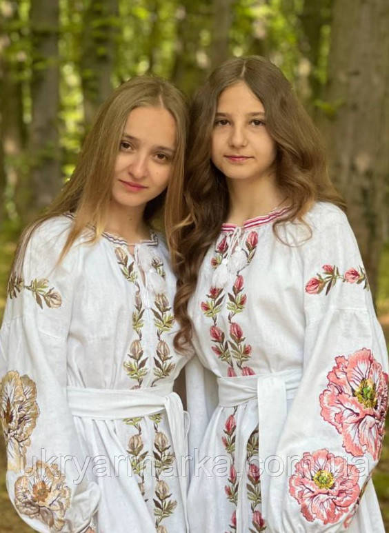 Біла вишита сукня з квітами магнолії "Симфонія весни"
