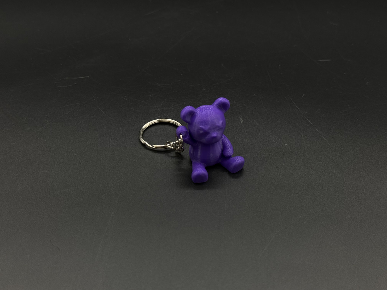 Брелок-підвіска для ключів сумки рюкзака 3D Ведмедик фіолетовий. 33х28мм