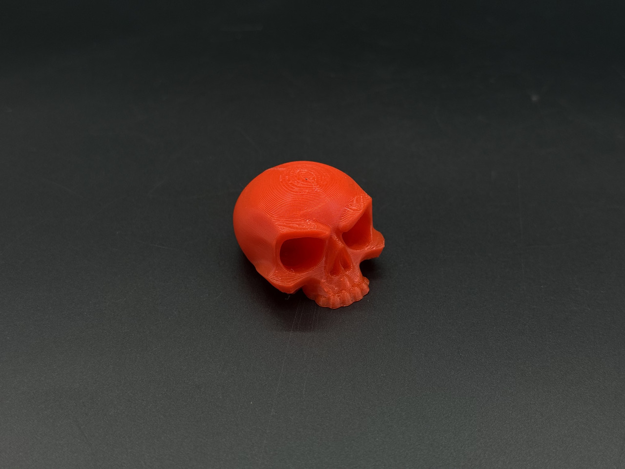 Брелок-підвіска для ключів сумки рюкзака 3D Череп червоний. 40х32х23мм