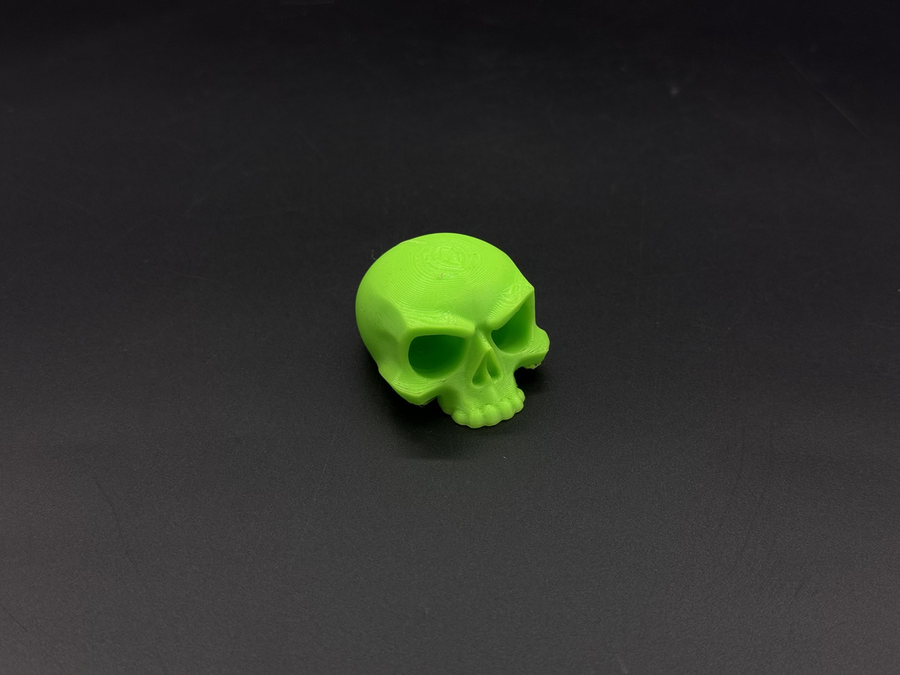 Брелок-підвіска для ключів сумки рюкзака 3D Череп салатовий. 40х32х23мм