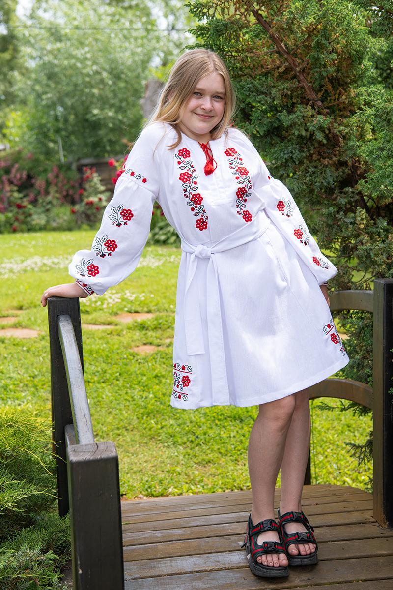 Вишита сукня для дівчинки з червоно-чорними квітами 122–164 розмір біла з пояском
