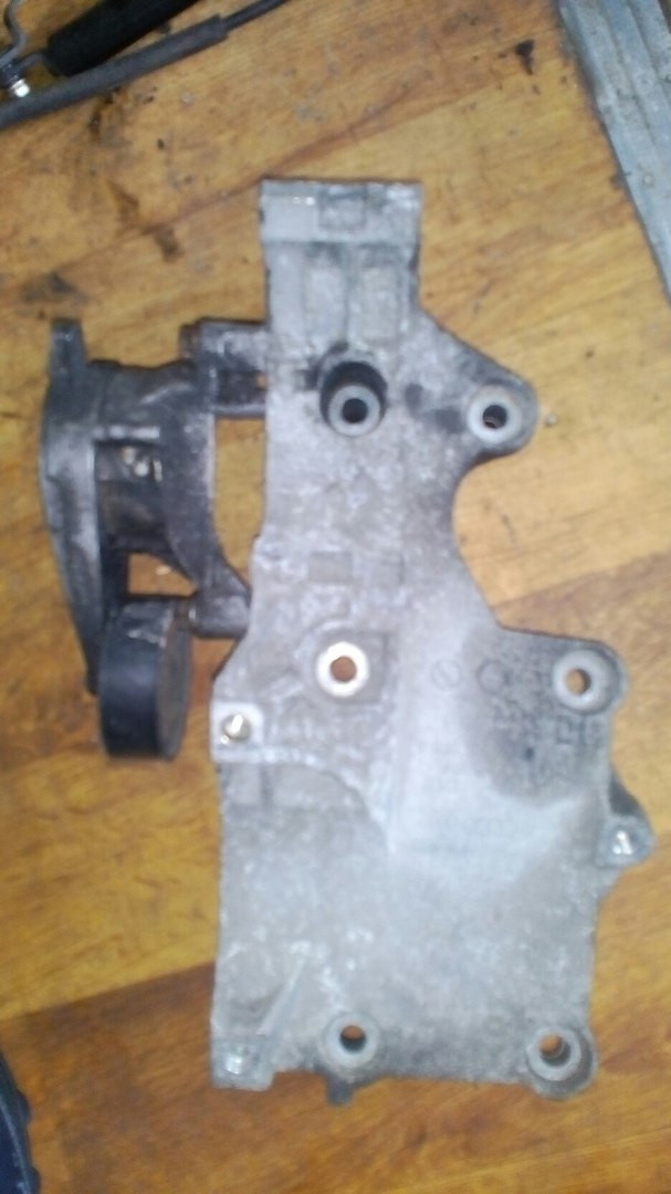 Б/у кронштейн для Volkswagen Golf V 03g903143a