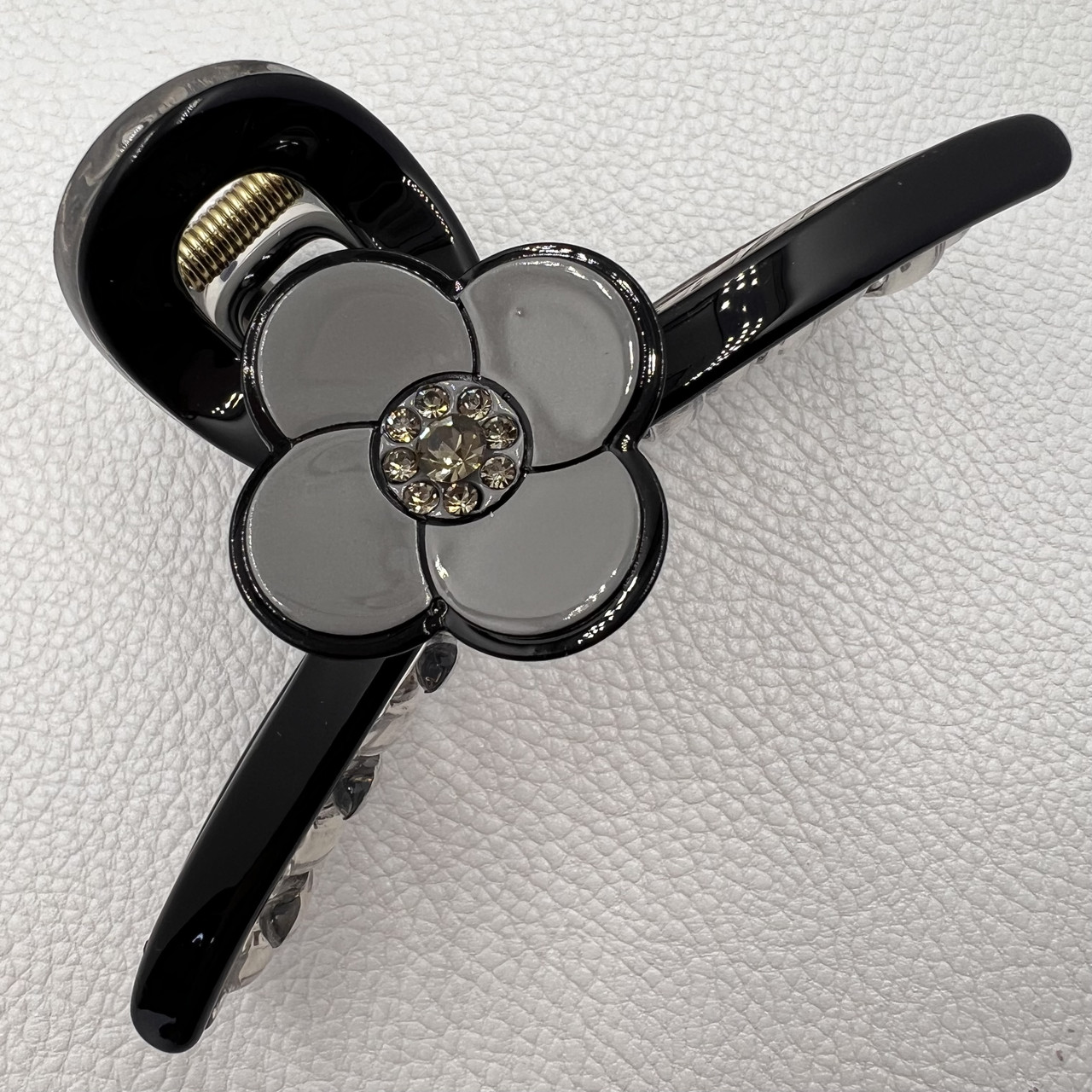 Краб для волосся пластик пвх глянсовий із квітчастим у стразах чорно-сірого кольору довжина 4 см ширина 11 см