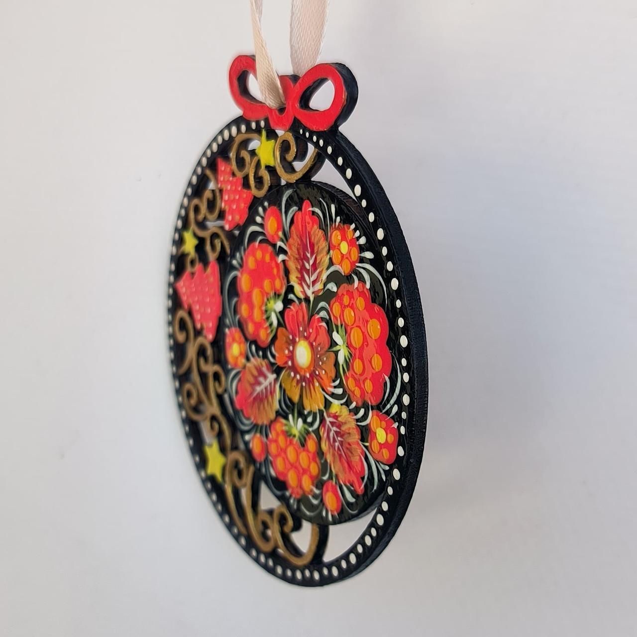 Фанерна підвіска "Кулька, чорна з квітами" 8*8,5 см., з петриківським розписом, ручної роботи.