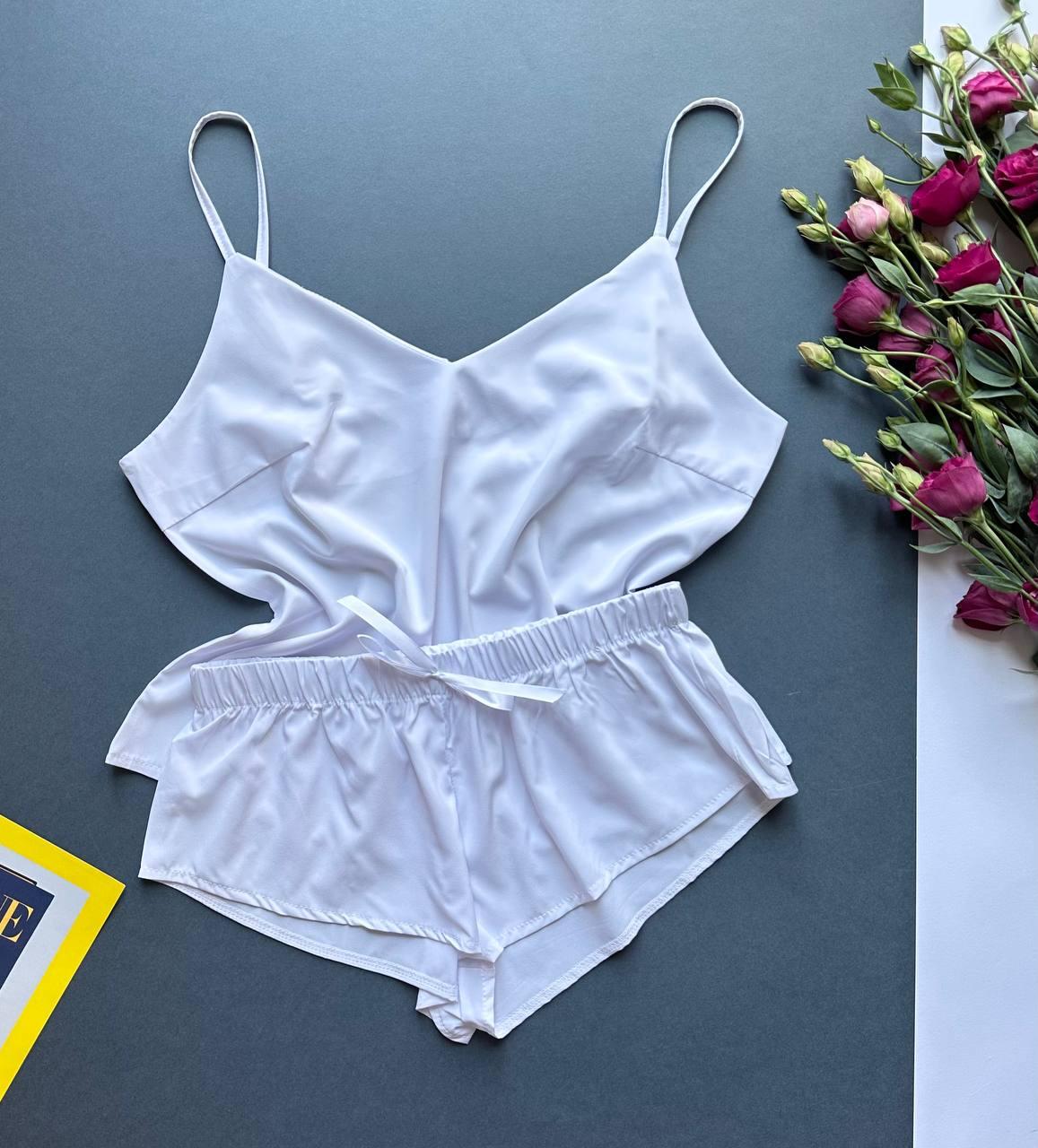 Жіноча біла піжама майка та шорти.