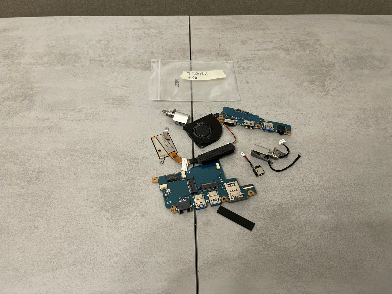 Ноутбук Toshiba Portege Z30 - система охолодження, вентилятор, кріпленн япетель, usb, HDMI, LAN, живлення, фото 1