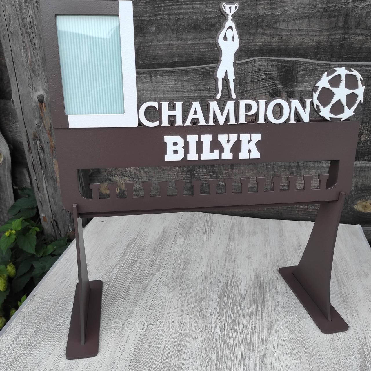 Медальниця для футболіста на підставці. Тримач для медалей футбол. Медальниця футболісту. Холдер футбол., фото 1